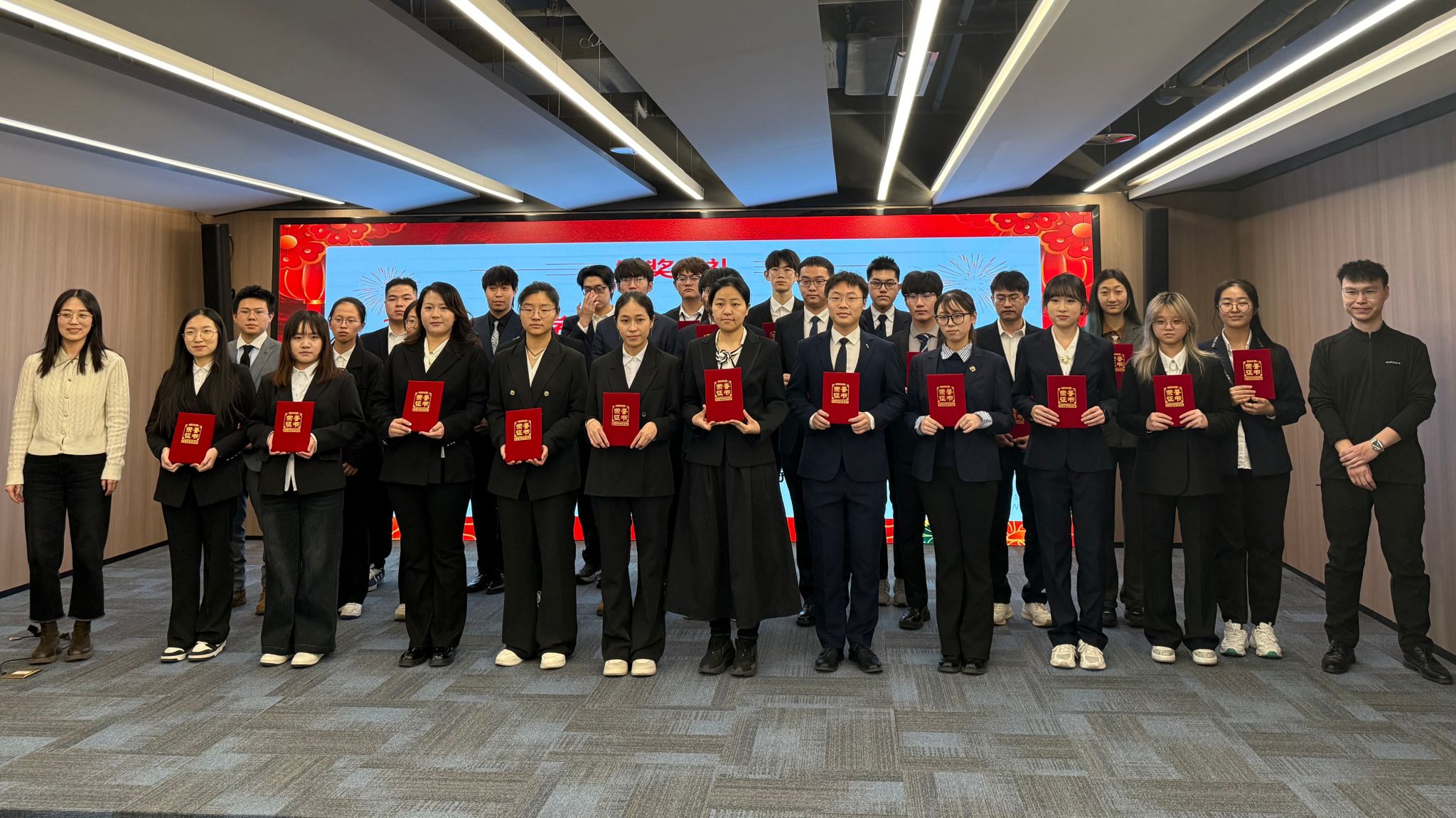 谈球吧官方网站举办Carbon系列项目制实践课期末汇报暨奖学金颁奖典礼